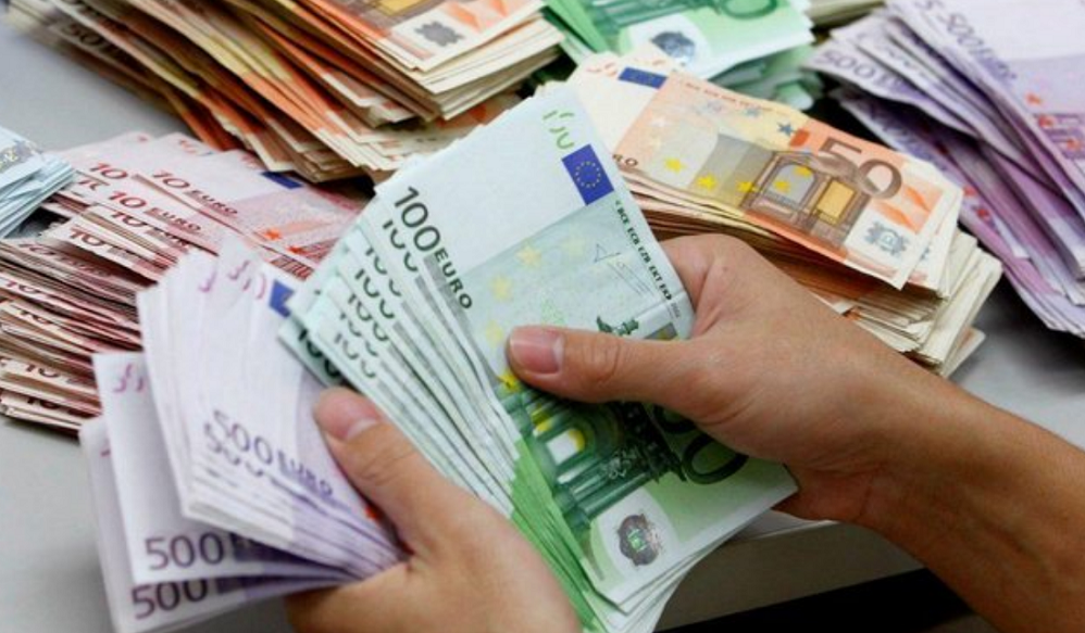 Euro zbret ne minimumin historik, zhvleresohet 15 per qind ne dy vjet